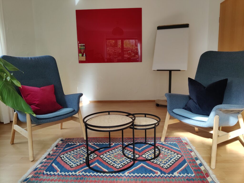 Das Bild zeigt den Coachingraum von Andrea Bruhn in Schömberg (Landkreis Calw) und steht für Coaching für Privatpersonen im Großraum Stuttgart und Karlsruhe.